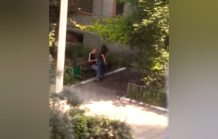 Жительница Ефремова показала своему ухажеру откровенные танцы во дворе дома