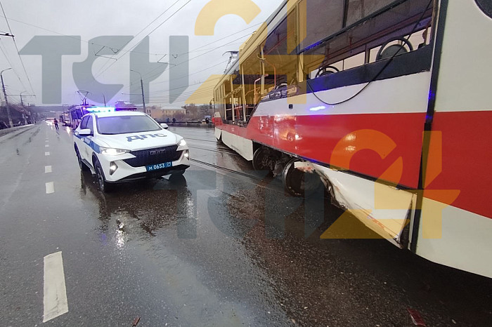 Опубликованы фото с места массового ДТП на Пролетарском мосту в Туле