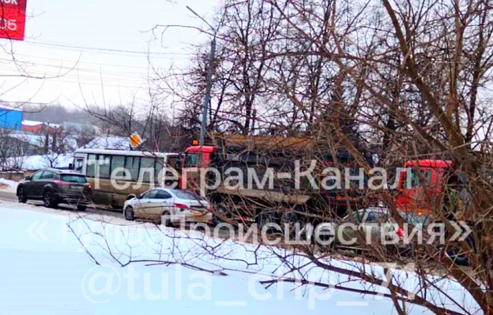На улице Рязанской в Туле грузовик врезался в автобус