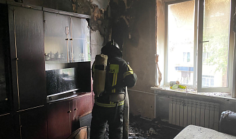 В Кимовске спасатели эвакуировали из пожара пятерых взрослых и ребенка