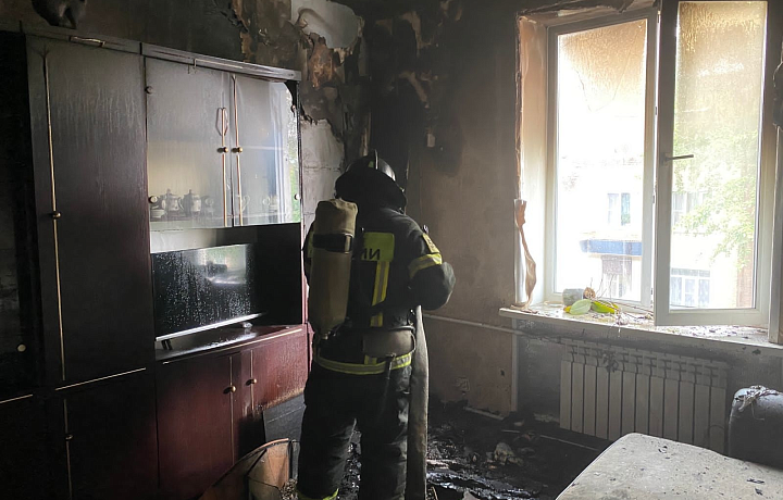 В Кимовске спасатели эвакуировали из пожара пятерых взрослых и ребенка