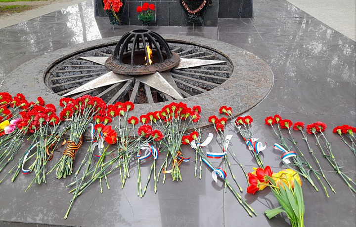 В территориальных округах Тулы прошли торжественные возложения цветов