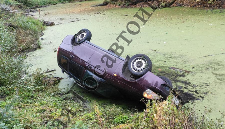 В Заокском районе автомобиль Lada 217130 вылетел с дороги в пруд: водитель погиб