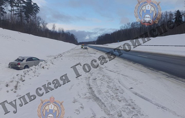 Водитель Toyota Avensis потерял управление на трассе под Тулой: один человек попал в больницу