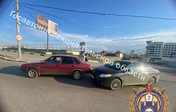 Водитель иномарки потерял управление и врезался в «ВАЗ» на улице Галкина в Туле