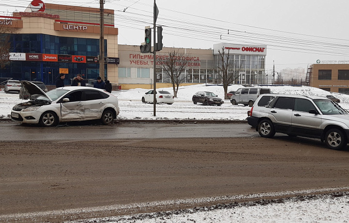 На улице Металлургов в Туле столкнулись Subaru Forester и Ford Focus