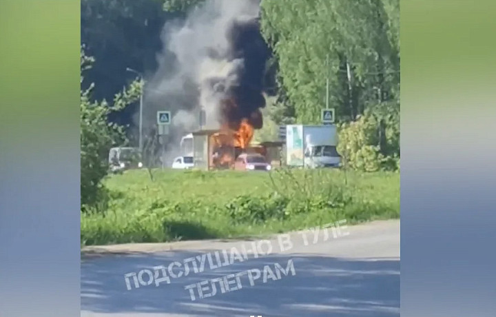 Пассажирский автобус сгорел на Веневском шоссе в Туле