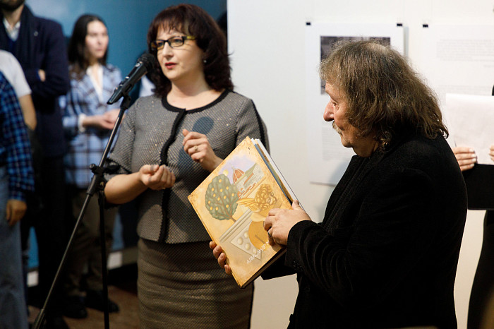 Таинственные маски и средневековые мотивы: в Туле открылась выставка художника Александра Майорова