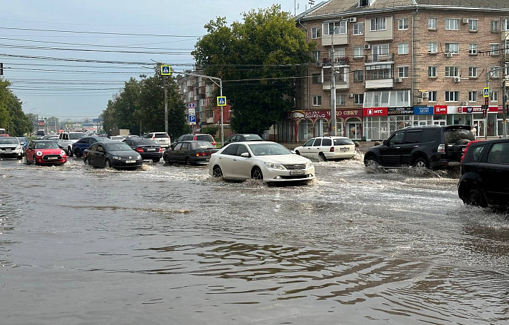 На Красноармейском проспекте в Туле образовался потоп после дождей