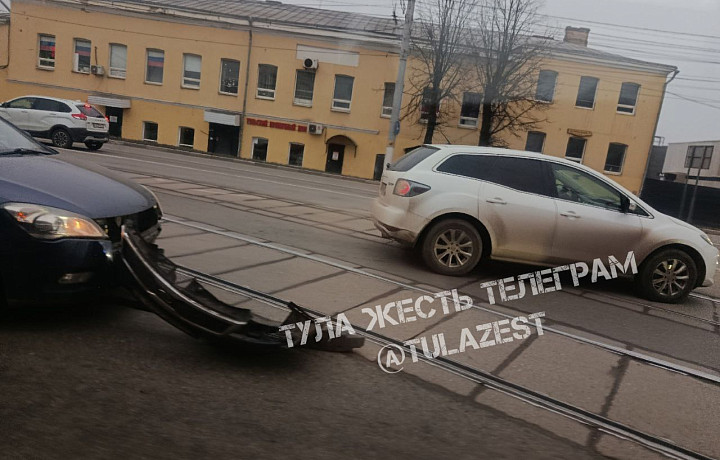 В Туле из-за ДТП на съезде с Зареченского моста встали трамваи