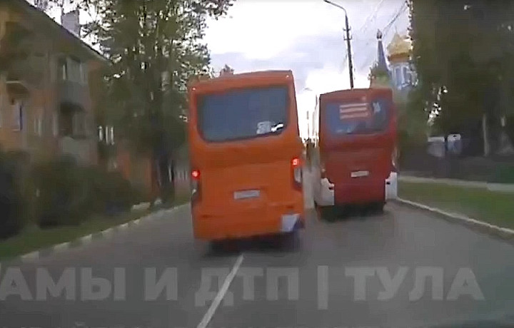 В Туле автобус обогнал «конкурента» через сплошную линию