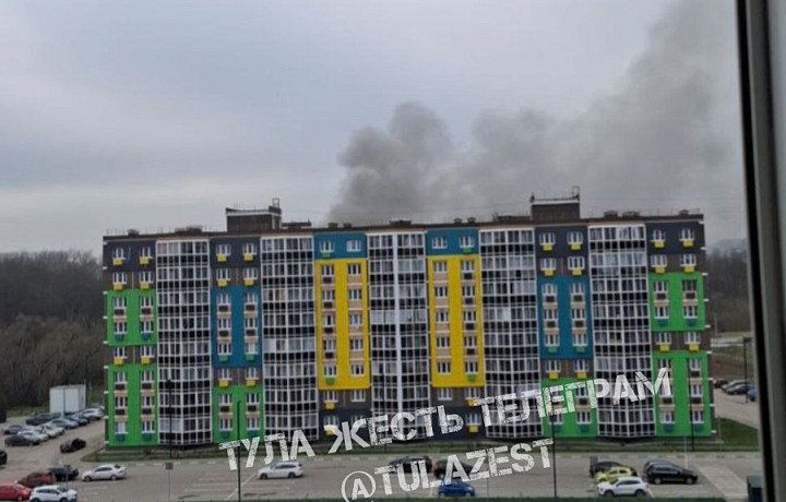 В Туле тушат пожар в заброшенной постройке на улице Самоварной