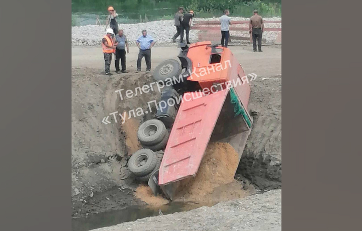 В Туле КАМАЗ упал в реку при строительстве моста