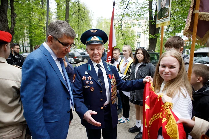Тульские кадеты и студенты поздравили ветерана Великой Отечественной войны с наступающим Днем Победы