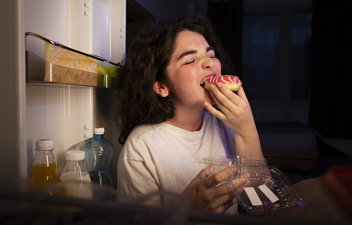 Жрущий на сон грядущий: почему ужин должен быть не позднее, чем за два часа до сна – мнение нутрициолога