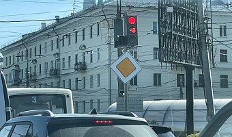 На перекрестке проспекта Ленина и улицы Болдина в Туле убрали стрелку для поворота налево: собирается пробка