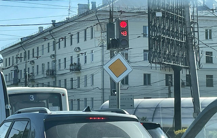 На перекрестке проспекта Ленина и улицы Болдина в Туле убрали стрелку для поворота налево: собирается пробка