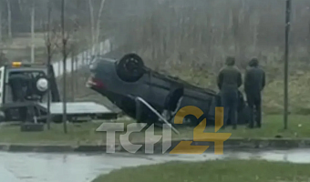 Легковой автомобиль перевернулся на Северной Мызе в Туле