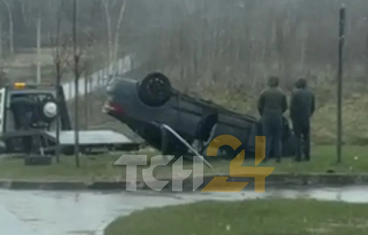 Легковой автомобиль перевернулся на Северной Мызе в Туле