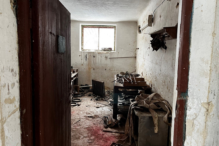 Остались стеклоблоки, граненые стаканы, фотообои и бюст Ленина: под Тулой продают заброшенную советскую спортбазу