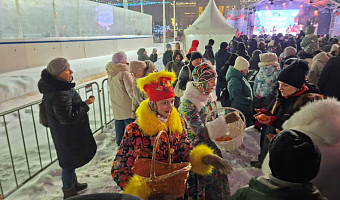 На площади Ленина в Туле всех желающих угостили мандаринами