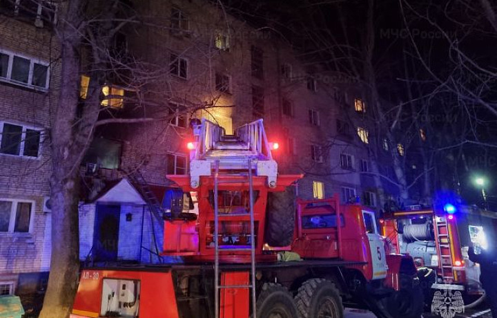 Взрослых и детей эвакуировали из многоквартирного дома в Туле из-за пожара