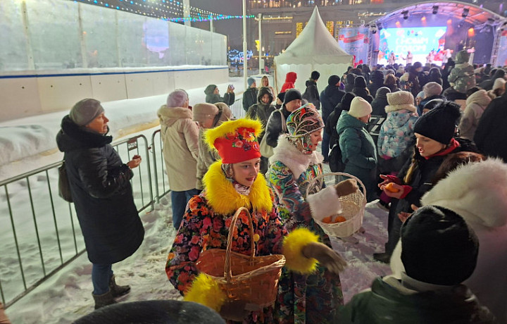 На площади Ленина в Туле всех желающих угостили мандаринами