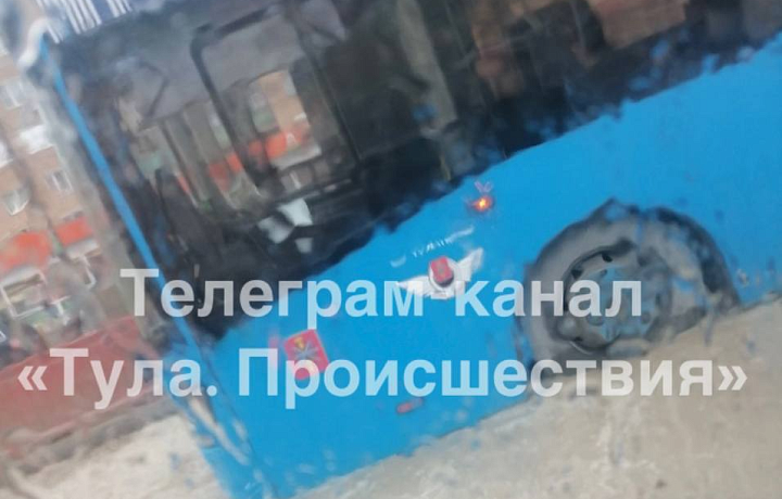В Туле на Зеленстрое автобус провалился в яму и застрял