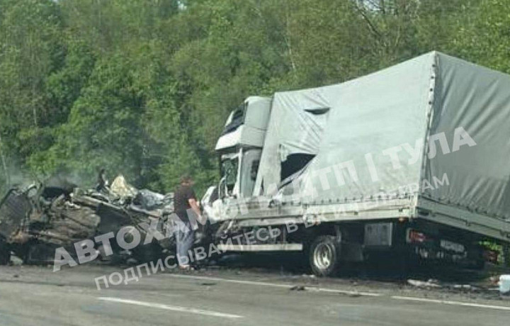 В Тульской области столкнулись большегруз, грузовик и легковушка