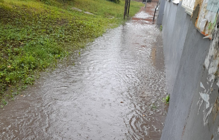 На улице Марата в Туле затопило тротуар после дождя