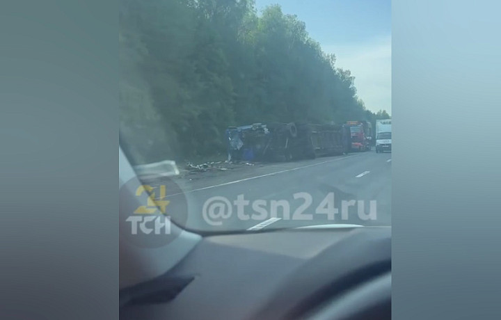 Фура перевернулась в кювете на трассе М-2 под Тулой