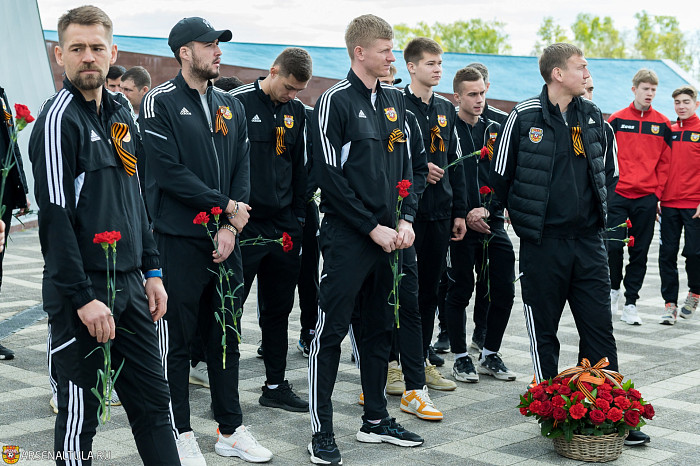 Футболисты «Арсенала» и волейболистки «Тулицы-2» возложили цветы к мемориалу «Защитникам неба Отечества»