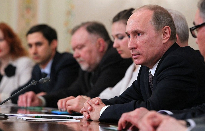 Песков рассказал, что на закрытом совещании Путина обсуждали противодействие вмешательству