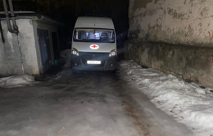 В Щекинском районе автомобиль скорой помощи застрял на скользком подъеме