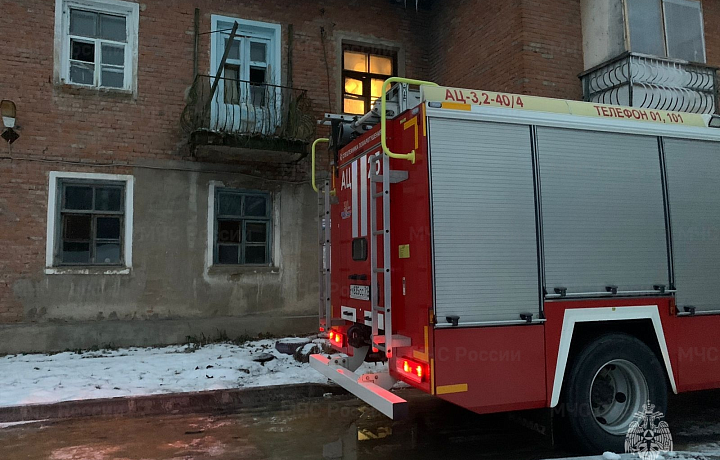 Из пожара в жилом доме в Новомосковске спасли человека, еще трое эвакуированы