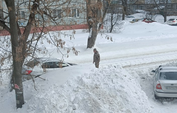 На улице Плеханова в Туле трамваи встали на путях из-за припаркованных машин
