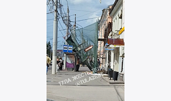 На улице Советской в Туле упали строительные леса