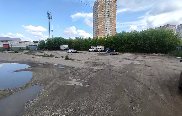 В Туле арендодатель из-за долгов освободил земельный участок, используемый в качестве стоянки на улице Новомосковской