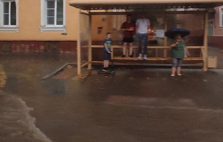 Дороги в Пролетарском районе в Туле затопило из-за грозы