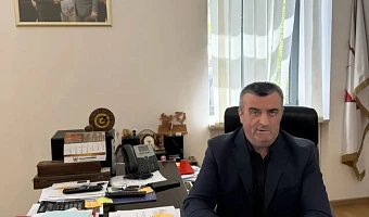 Мэр Сербской Власеницы Мирослав Кралевич сверяет время по тульским часам