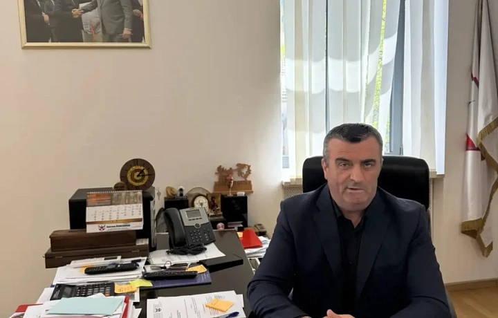 Мэр Сербской Власеницы Мирослав Кралевич сверяет время по тульским часам