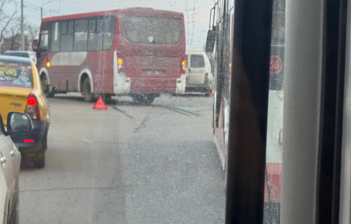 На улице Октябрьской в Туле ДТП с участием автобуса перекрыло две полосы движения