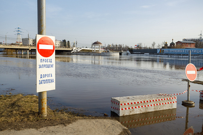 Заплыв у детского городка, затопленное кафе и завораживающая водная гладь: фоторепортаж с набережной в центре Тулы