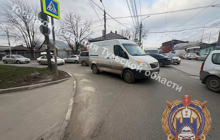 В Туле автомобиль сбил девушку на электросамокате