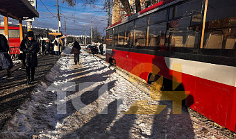 Трамваи встали у автовокзала в Туле из-за застрявшего авто