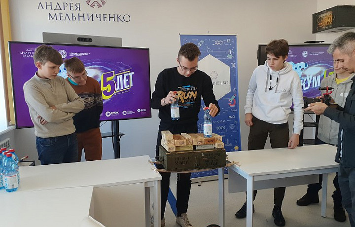Новомосковские школьники побывали на юбилее кемеровского «УникУма»