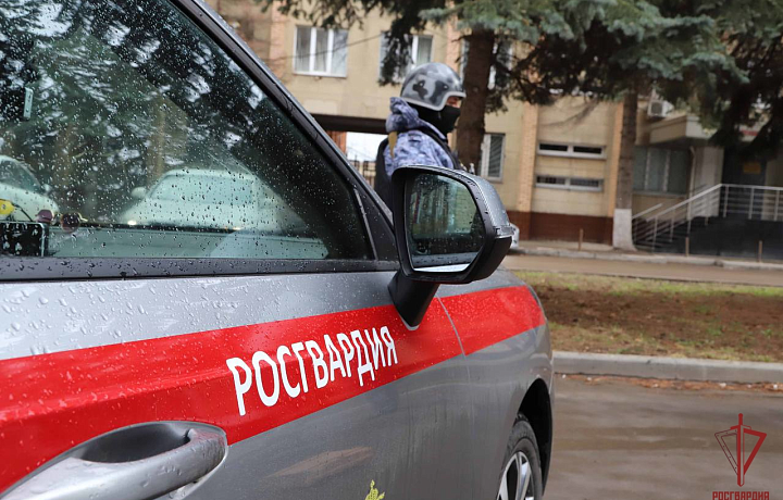 В Новомосковске росгвардейцы задержали вооруженного ножом мужчину, удерживающего в квартире женщину