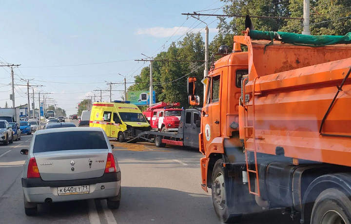 Один человек погиб, пять пострадали: на Московском шоссе в Туле реанимобиль попал в ДТП