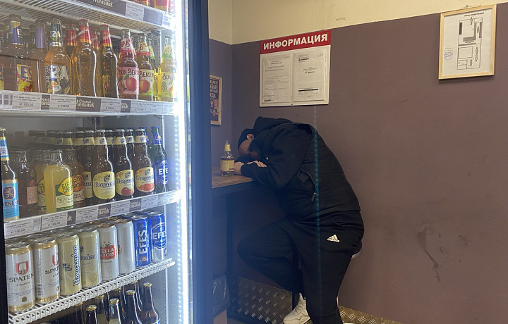 «С приходом холодов они начнут кучковаться в подъездах»: жители улицы Металлургов в Туле снова пожаловались на пьяниц из местного алкобара