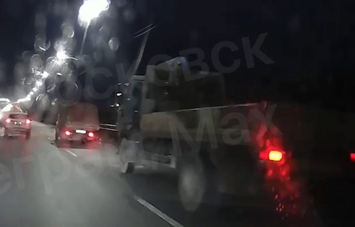 Момент ДТП с «Камазом» и «Газелью» из-за собаки в Новомосковске попал на видео